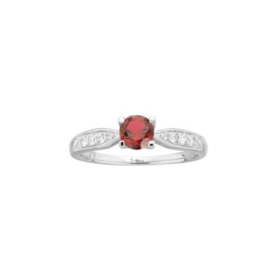Bague en argent, oxyde coloré rouge et oxyde de zirconium