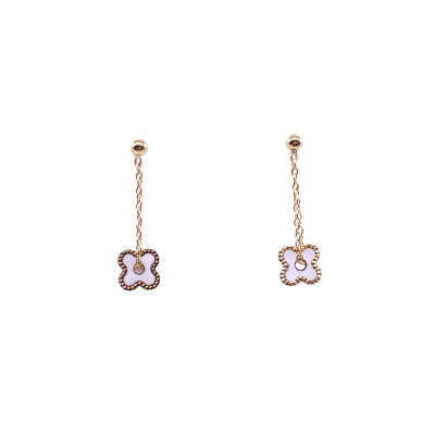 Boucles d'oreilles pampille en or jaune avec motif trèfle en laque blanche