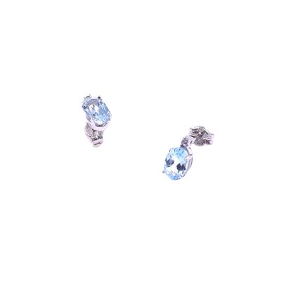 Boucles d'oreilles en or blanc, topaze bleue traitée et oxyde de zirconium