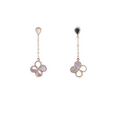 Boucles d'oreilles en or jaune et nacre, motif trèfle