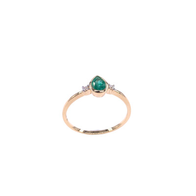 Bague en or jaune, émeraude, et diamants