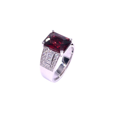 Bague en or blanc, rhodolite, et diamants