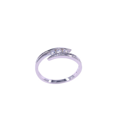 Bague en or blanc et oxydes de zirconium