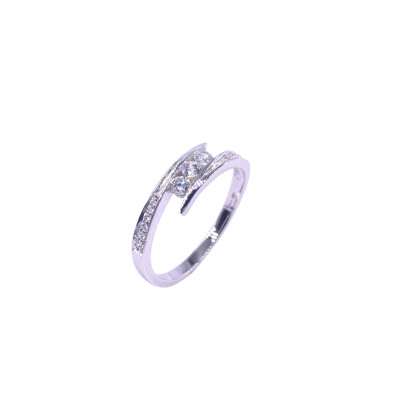 Bague en or blanc et oxydes de zirconium