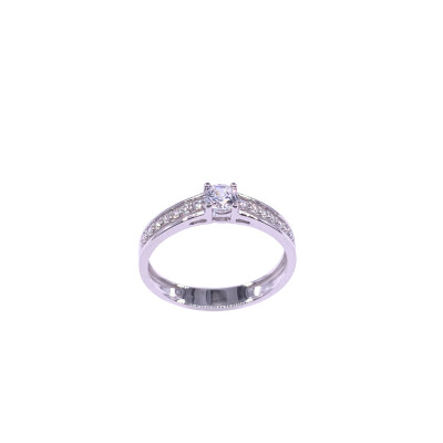 Bague en or blanc et oxydes de zirconium