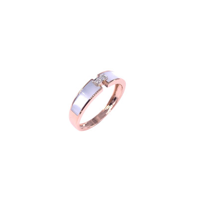 Bague en or rose, diamants et résine nacrée blanche