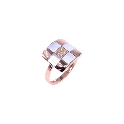 Bague en or rose, diamants et résine nacrée blanche