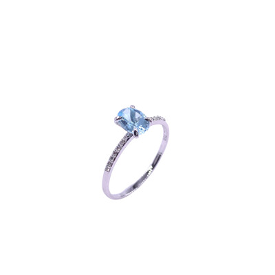 Bague en or blanc, topaze bleue traitée et diamants