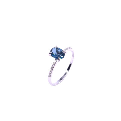 Bague en or blanc, topaze Blue London et diamants
