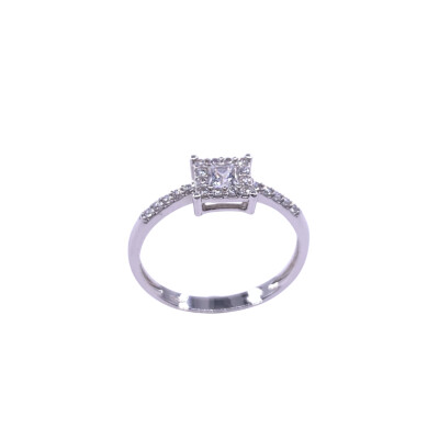 Bague en or blanc et oxydes de zirconium