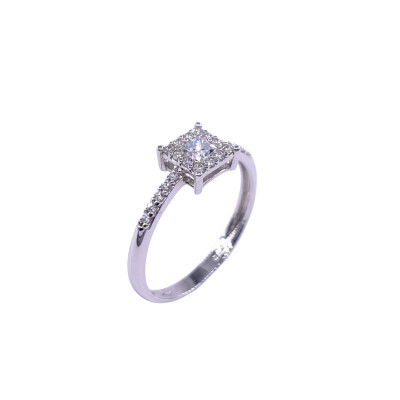 Bague en or blanc et oxydes de zirconium