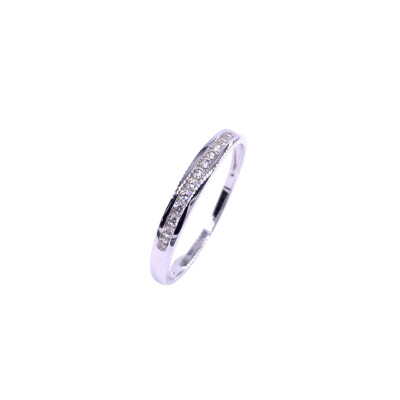 Bague en or blanc et oxydes de zirconium