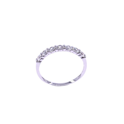 Bague en or blanc et oxydes de zirconium
