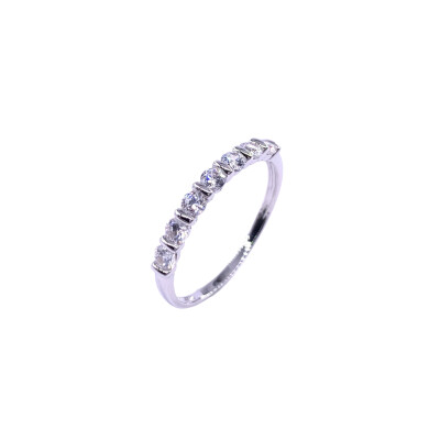 Bague en or blanc et oxydes de zirconium