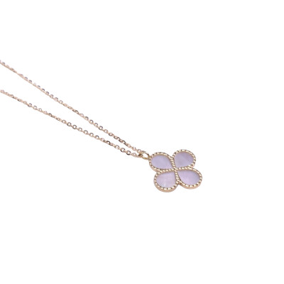 Collier en or jaune et nacre, motif trèfle