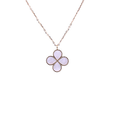 Collier en or jaune et nacre, motif trèfle