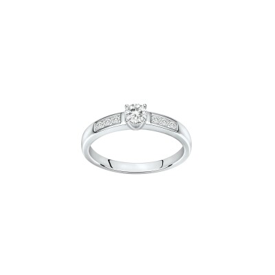 Bague en argent et oxydes de zirconium