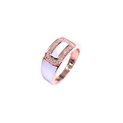 Bague en or rose, diamants et résine nacrée blanche