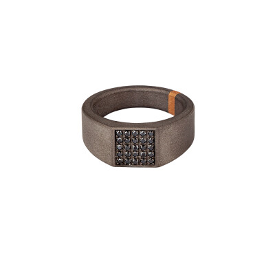 Bague en titane, or rose 750 ‰ et diamants noirs traités