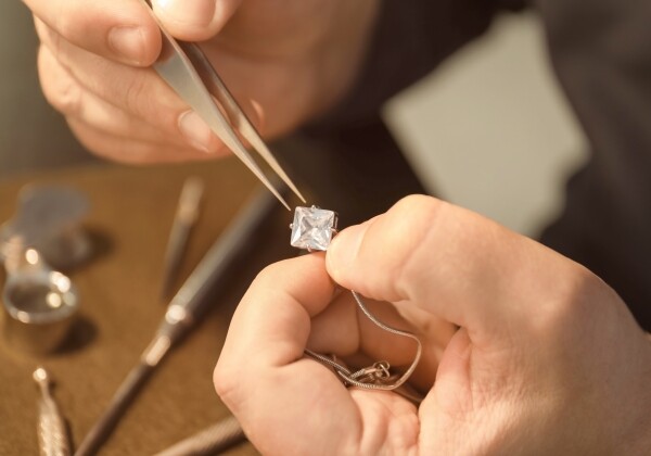 Entretien et réparation de montres et pendules
