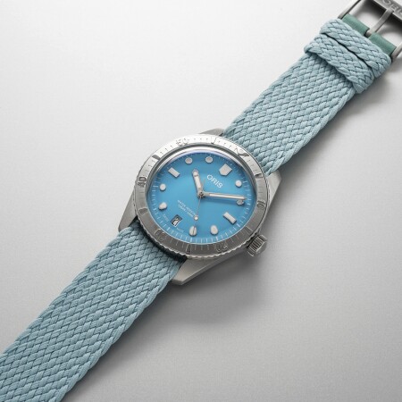 Montre Oris Divers SIXTY-FIVE sur tissu bleu