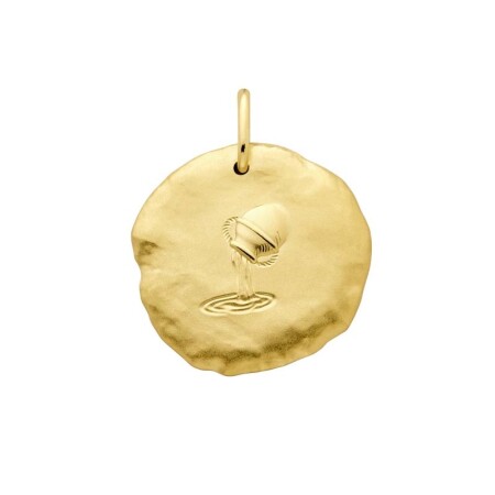 Arthus Bertrand Les Médailles Astro Aquarius necklace in sand-blasted yellow gold 23mm and Forçat Rond chain in yellow gold 50cm