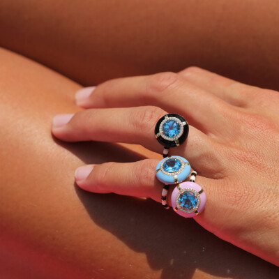 Bague NeverNot Show N Tell – Ready 2 Celebrate en or jaune, diamants, topaze bleue et émail noir et blanc.