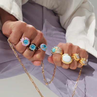 Bague NeverNot Show N Tell – Ready 2 Celebrate en or jaune, diamants, topaze bleue et émail noir et blanc.