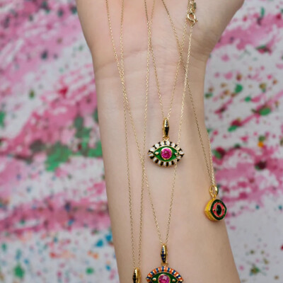 Collier NeverNot Life in Colour Eye Pendant en or jaune, topaze rose et émail vert, noir et blanc.