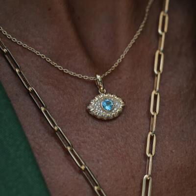 Collier NeverNot Life in Colour Eye Pendant en or jaune, topaze rose et émail vert, noir et blanc.