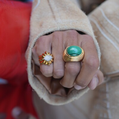 Bague NeverNot Show and Tell – Ready to Imagine en or jaune, topaze bleue et émail blanc.