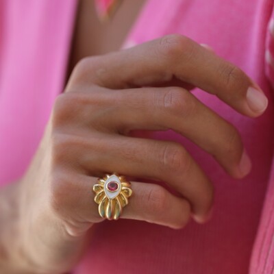 Bague NeverNot Show and Tell – Ready to Imagine en or jaune, topaze bleue et émail blanc.