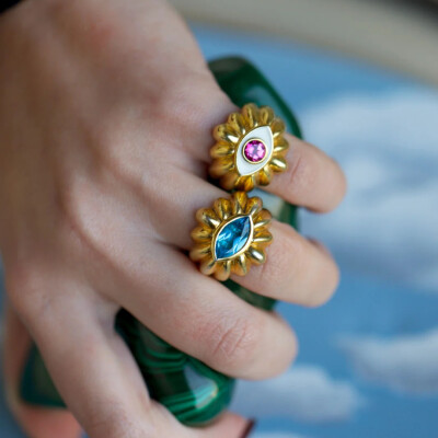 Bague NeverNot Show and Tell « Let’s Watch The Sunset » en or jaune et topaze bleue.