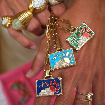 Collier NeverNot Travel « Beach Escape » Suitcase L en or jaune, opale bleue, nacre blanche, œil de tigre et diamants.