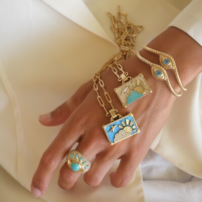 Collier NeverNot Travel « Beach Escape » Suitcase L en or jaune, opale bleue, nacre blanche, œil de tigre et diamants.