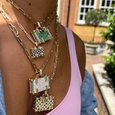 Collier NeverNot Travel « Night and Day Weekend » Suitcase en or jaune, diamants noirs et diamants blancs.