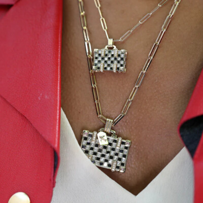 Collier NeverNot Travel « Night and Day Weekend » Suitcase en or jaune, diamants noirs et diamants blancs.