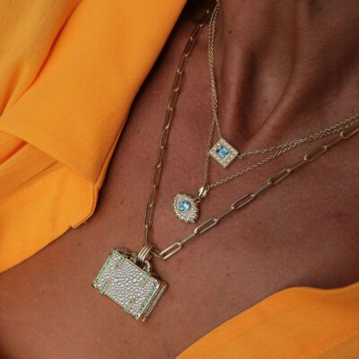 Collier NeverNot Life in Colour Eye Pendant en or jaune, topaze bleue et diamants.