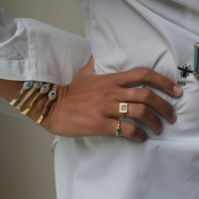 Bague NeverNot Let’s Play Chess – Good Move en or jaune, topaze bleue et diamants.