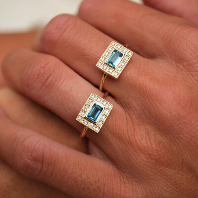 Bague NeverNot Let’s Play Chess – Good Move en or jaune, topaze bleue et diamants.