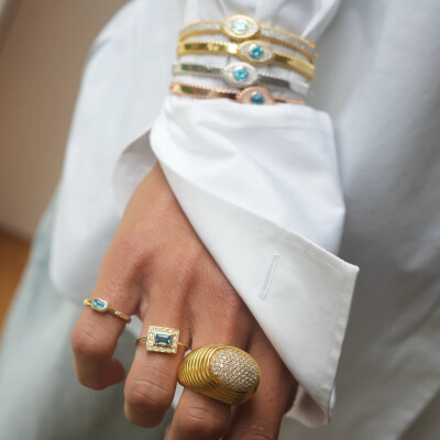 Bague NeverNot Let’s Play Chess – Good Move en or jaune, topaze bleue et diamants.