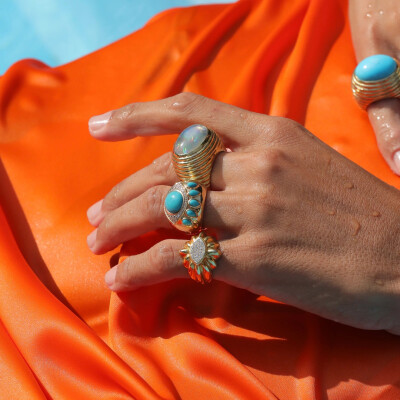 Bague NeverNot Show n Tell Ready to See You en or jaune, turquoises et diamants.