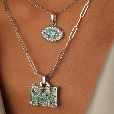Collier NeverNot Travel Touch The Sky Suitcase en or blanc, tourmalines Paraiba, saphirs bleus et diamants.