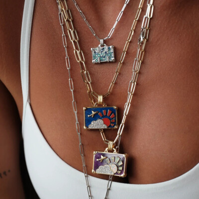 Collier NeverNot Travel Touch The Sky Suitcase en or blanc, tourmalines Paraiba, saphirs bleus et diamants.