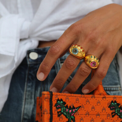 Bague NeverNot Show n Tell Ready to See You en or jaune, tsavorites et topaze rose.