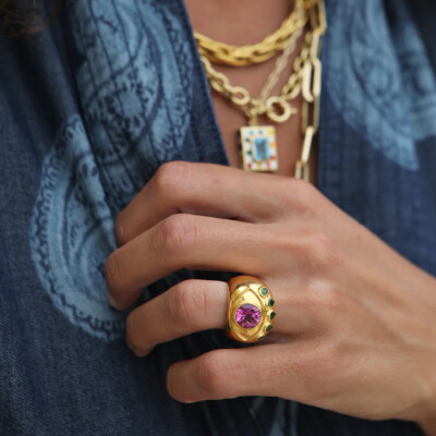 Bague NeverNot Show n Tell Ready to See You en or jaune, tsavorites et topaze rose.