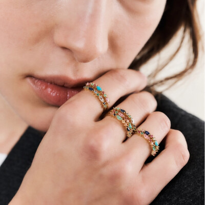 Bague Sophie d’Agon Gaia 2 Marine en or jaune, émeraudes, saphirs bleu ciel et saphirs bleu marine