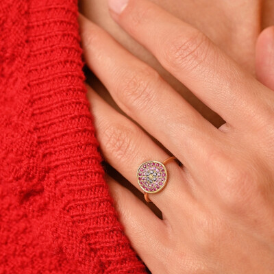 Bague Sophie d'Agon Yellowstone 1 Rouge en or jaune, saphirs roses, saphirs violets, rubis et saphir jaune