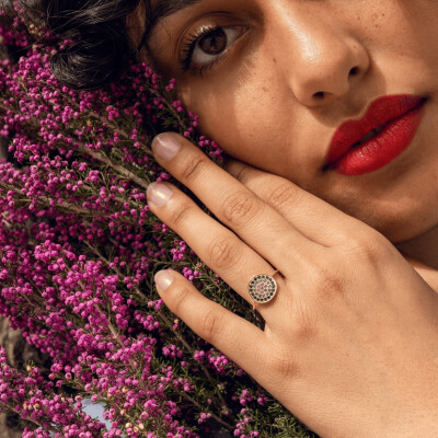 Bague Sophie d'Agon Yellowstone 1 Bleue en or jaune, saphirs bleu marine, saphirs bleu ciel, saphirs roses