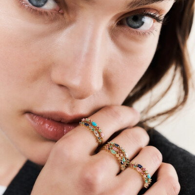 Bague Sophie d'Agon Gaia 3 Turquoise en or jaune, émeraudes, saphirs roses, turquoise et rubis